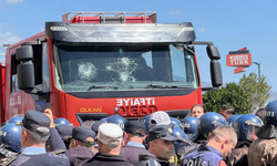 Göstericiler itfaiyenin de camlarını kırdı