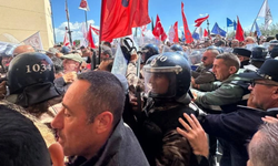 Grevler askıya alındı, Meclis kapalı