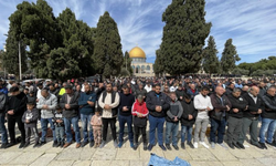 Filistinliler Cuma Namazını Aksa Çevresinde Kıldı