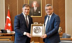 Cumhurbaşkanı Erhürman, İzmir Büyükşehir Belediye Başkanı Cemil Tugay’ı kabul etti