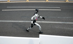 İnsansı robotlar koşu rekorunu 7 dakika farkla kırdı