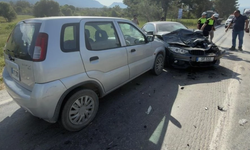 Arapköy girişinde iki araç kafa kafaya çarpıştı