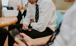 İngiltere'de okullarda cep telefonu yasayla yasaklanıyor