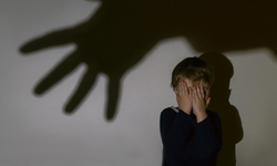 Fransa’da vahşet: Küçük çocuk 2 yıl minibüste tutuldu