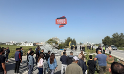 Gazimağusa Lefkoşa yolunda kamyon devrildi trafik durdu