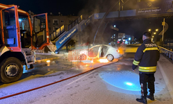 Üst Geçit Önünde Kaza: Sürücü Kaçtı, Araç Yandı