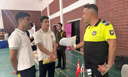 Girne Anafartalar Lisesi’ndeki kariyer gününde polis mesleği tanıtıldı