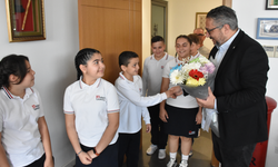 23 Nisan İlkokulu öğrencileri Girne Belediye Başkanı Şenkul’u ziyaret etti