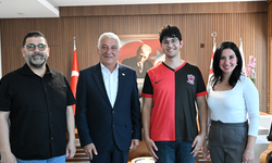 Şampiyon satranç oyuncusu Emre Şeb, Özçınar'ı ziyaret etti