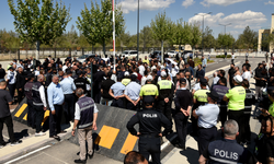 Taksiciler eylemlerini Meclis önüne taşıdı