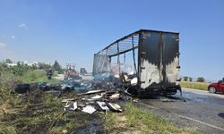 Mobilya yüklü tırın dorsesi Lefkoşa yolunda alevlere teslim oldu