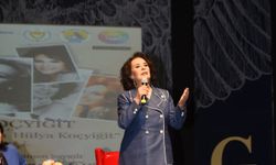 Hülya Koçyiğit GAÜ'de düzenlenen söyleşide sevenleriyle buluştu