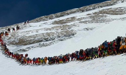 Everest Dağı'na bir günde 274 dağcı tırmanarak rekor kırdı