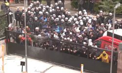 CHP Genel Merkezi'nde tansiyon yüksek: Polisler içeri giriyor