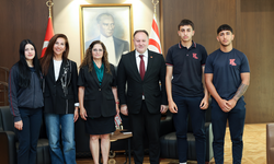 Öztürkler Türkiye'de yarışmalara katılacak Kurtuluş Lisesi erkek atletizm takımını kabul etti