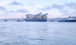 Dev vinç gemisi İstanbul Boğazı'nda