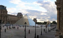 Paris'teki Louvre Müzesi aşırı sıcaklar nedeniyle kapılarını erken kapatacak