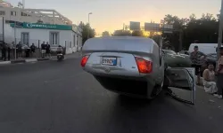 Direksiyon hakimiyetini kaybeden sürücü refüje çarpıp tavanı üzerine devrildi
