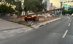 Girne’deki kazada sürücü elektrik direğine çarparak durabildi