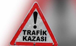 Bafra'da ağaca çarpan araç alev aldı: 3 yaralı