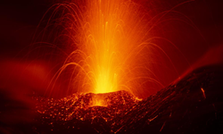 Etna Yanardağı'nın püskürttüğü kül hava ulaşımını aksattı