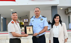Adalıer'e Hizmet Plaketi
