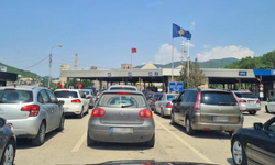 Kosova-Arnavutluk sınırında kilometrelerce araç kuyruğu oluştu