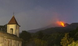 İtalya'da Etna Yanardağı kül ve lav püskürttü