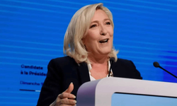 Fransa'da yolsuzluktan suçlu bulunan Le Pen'e 15 ay siyasetten men yasağı verildi