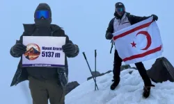 Kıbrıslı Türk iki genç Ağrı Dağı'nın zirvesinde bayrak dalgalandırdı: Bu başarı 20 Temmuz için