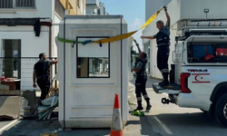 Dereboyu’nda paletlerin arasına sıkışan yavru kedi kurtarıldı
