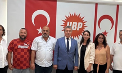 CTP'den istifa edip UBP'ye geçtiler: CTP'den eski LAÇ Meclis Üyesi Beşok'a rozeti Üstel taktı