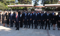 Türkiye İş Bankası çalışanları, bankanın 102. kuruluş yıl dönümünde Atatürk Anıtı'na çelenk koydu
