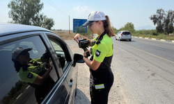 TRAFİK POLİS'LERİ SADECE CEZA YAZMIYOR, YASAL MEVZUATI DA HATIRLATIYOR...