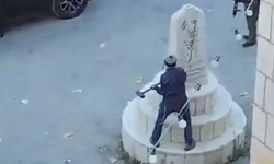 İsrailli aşırı sağcı Milletvekili Zvi Sukkot, askerlerin korumasında Filistinlilere ait bir anıtı parçaladı