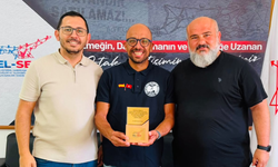 Tel-Sen, Cebelitarık'ı geçen ilk Kıbrıslı yüzücü İlker’e plaket verdi