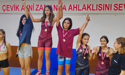 Bayanlar Serbest Güreş Şampiyonası’nda kulüplerin şampiyonluk yarışı nefes kesti