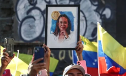Venezuela'da yüzlerce kişi seçim talebiyle gösteriler düzenledi