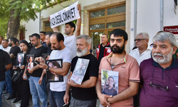 Aileler, Girne Mahkemesi önünde