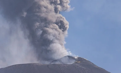 İtalya'da Etna Yanardağı'nın kül püskürtmesi hava ulaşımını olumsuz etkiledi