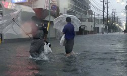 Japonya'da etkili olan Dujuan Tayfunu nedeniyle 2 kişi hayatını kaybetti