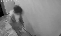 Avcılar'da hırsızlık için binaya giren 3 şüpheli kamerada