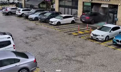 Gaz ile freni karıştırdı, önüne kattığı araçla birlikte kafeye girdi