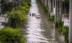 Tayland'ın başkenti Bangkok'ta etkili olan seller nedeniyle binlerce kişi tahliye edildi
