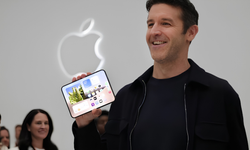 Apple CEO’su John Ternus, Henüz Satışa Çıkmayan iPhone Duo’yu Kırmızı Halıda Gösterdi