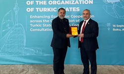 AZER ALLAHVERANOV’A KKTC MİLLİ DAVASINA DESTEKLERİNDEN DOLAYI TEŞEKKÜR PLAKETİ