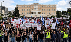 Yunanistan'da öğrenciler ve memurlar, anayasa değişikliğini protesto etti