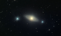 Hubble teleskobu, merkezi yana doğru dönen tuhaf bir galaksi tespit etti