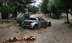 Girit Adası'nda şiddetli yağış ve rüzgar nedeniyle köprü yıkıldı, yollar kapandı, eğitim durdu