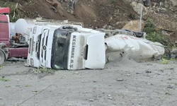 TIR parkında facia: Yamaçtan kopan kayalar araçların üzerine düştü
